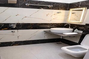 Shower, rainfall showerhead, free toiletries, towels - Via The Sarnath Residency (Varanasi)