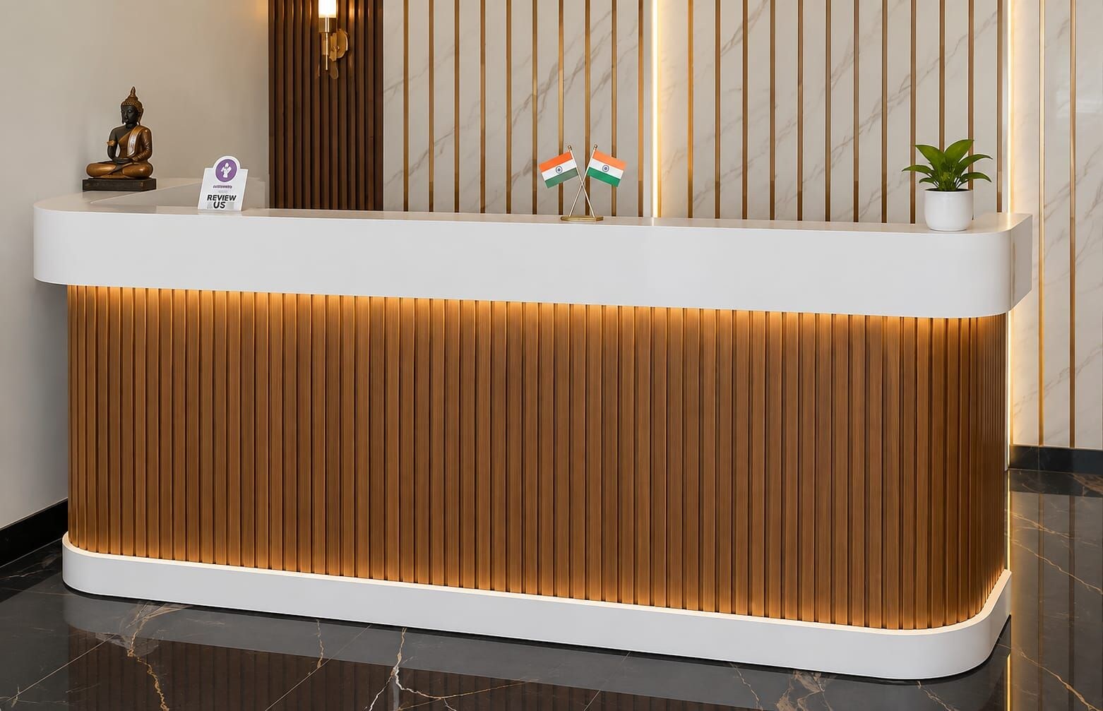 Un mostrador de recepción con detalles de madera e iluminación integrada.