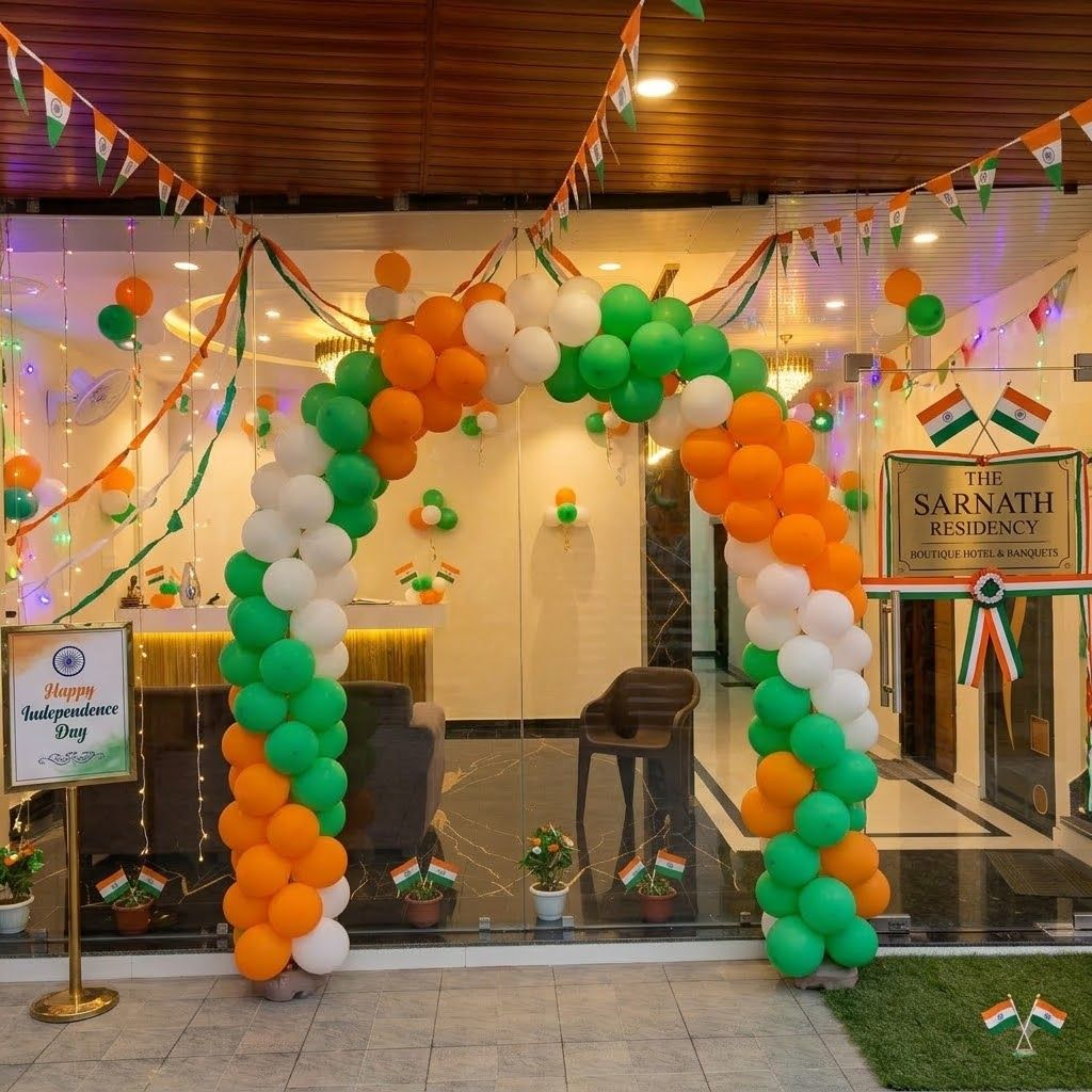 Entrada de hotel decorada con globos e insignias, indicando una celebración.