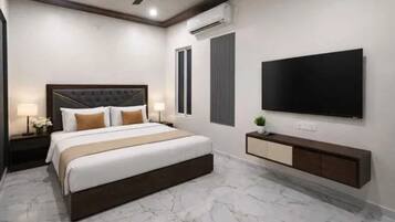 Egyptian cotton sheets, premium bedding, in-room safe, free WiFi