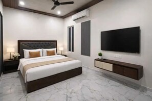 Egyptian cotton sheets, premium bedding, in-room safe, free WiFi - Via The Sarnath Residency (Varanasi)