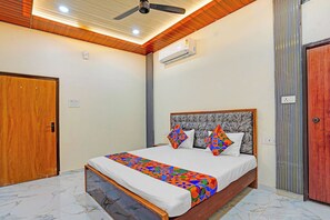 Deluxe Room | Egyptian cotton sheets, premium bedding, in-room safe, free WiFi