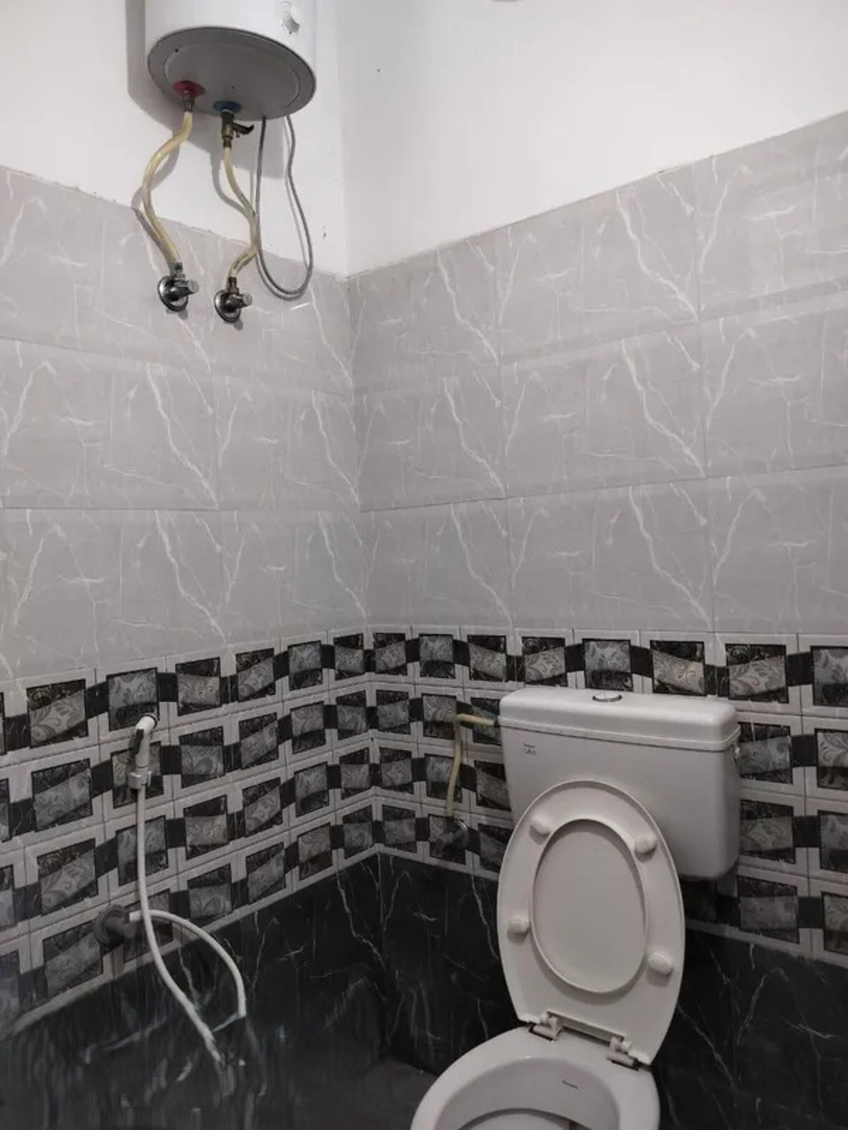 Deluxe-Zimmer | Badezimmer | Dusche, Regendusche, kostenlose Toilettenartikel, Handtücher