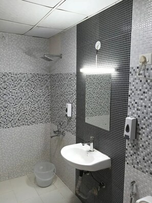 Deluxe-Zimmer | Badezimmer | Dusche, Regendusche, kostenlose Toilettenartikel, Handtücher