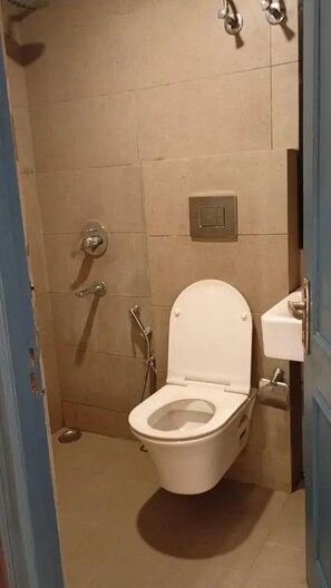 Een douche, een regendouche, gratis toiletartikelen, handdoeken