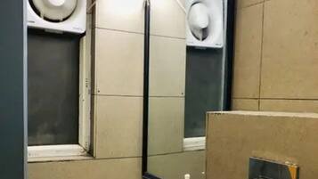 Deluxe Room | Bathroom | Shower, rainfall showerhead, free toiletries, towels