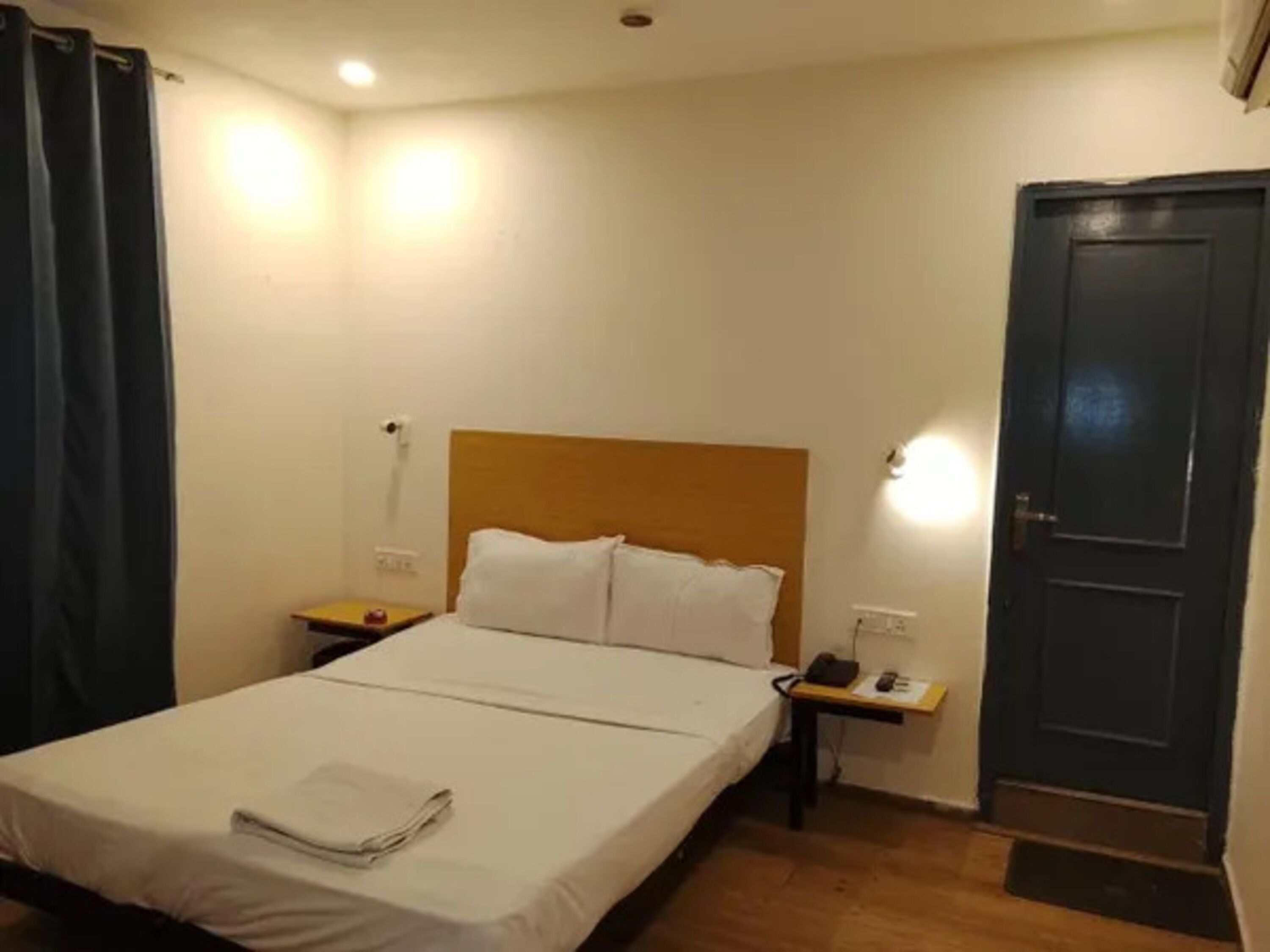 Egyptian cotton sheets, premium bedding, free WiFi, bed sheets