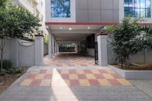 Un pasillo cubierto con un estampado de cuadros que conduce a la entrada de un edificio.
