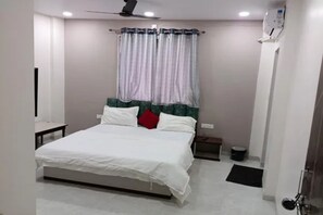 Family Room | Egyptian cotton sheets, premium bedding, free WiFi, bed sheets - Fabhotel Welcome Inn Besa (Nagpur)