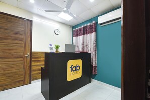 Reception - FabHotel Arpit Residency (Gurugram)
