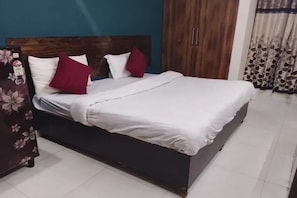 Egyptian cotton sheets, premium bedding, free WiFi, bed sheets - Fabhotel Arpit Stayz (Gurugram)