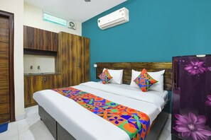 Premium Room | Egyptian cotton sheets, premium bedding, free WiFi, bed sheets - Fabhotel Arpit Stayz (Gurugram)
