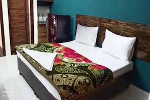 Egyptian cotton sheets, premium bedding, free WiFi, bed sheets - Fabhotel Arpit Stayz (Gurugram)