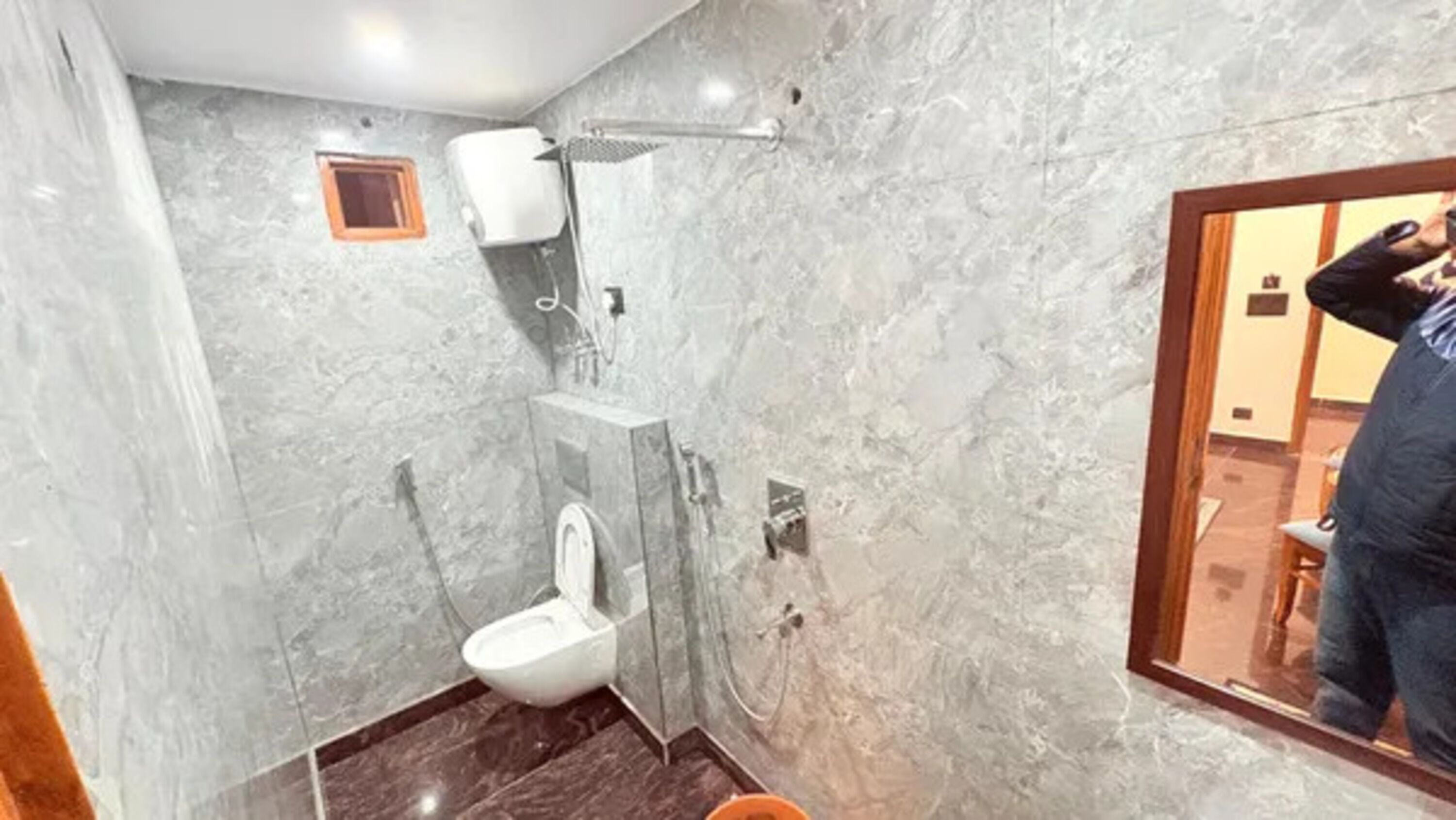 Quarto luxo | Banheiro | Chuveiro, chuveiro com efeito de chuva, produtos de toalete grátis 