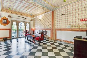 Lobby sitting area - Fabhotel Tordi Haveli (Jaipur)