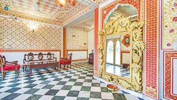 Coin salon dans le hall