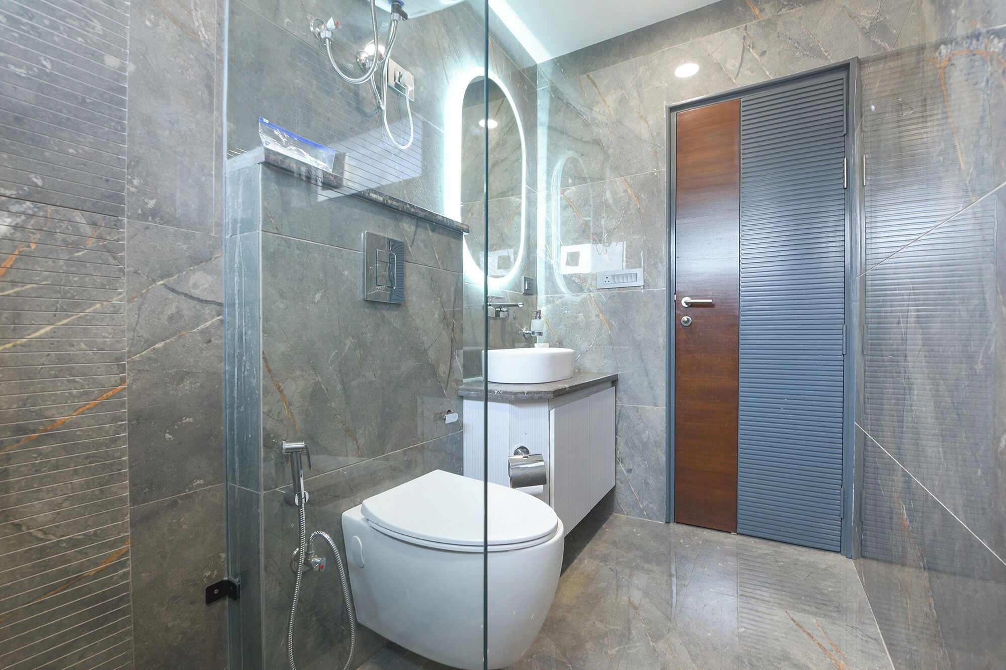 Shower, rainfall showerhead, free toiletries, towels