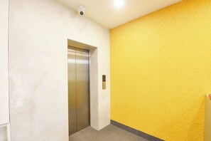 Elevator - Fabhotel The White Cliff Inn (New Delhi)