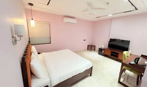 Egyptian cotton sheets, premium bedding, in-room safe, free WiFi - Fabhotel The White Cliff Inn (New Delhi)
