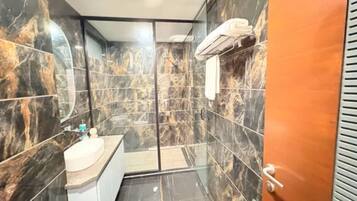 Dusj, regndusjhode, toalettartikler (inkludert) og håndklær