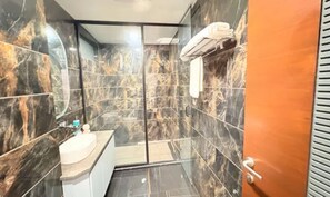 Shower, rainfall showerhead, free toiletries, towels - Fabhotel The White Cliff Inn (New Delhi)