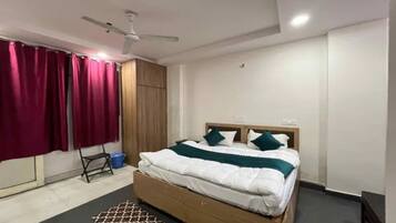 Egyptian cotton sheets, premium bedding, in-room safe, free WiFi