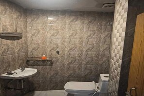 Dutxa, capçal de dutxa tipus cascada i articles de tocador gratuïts 