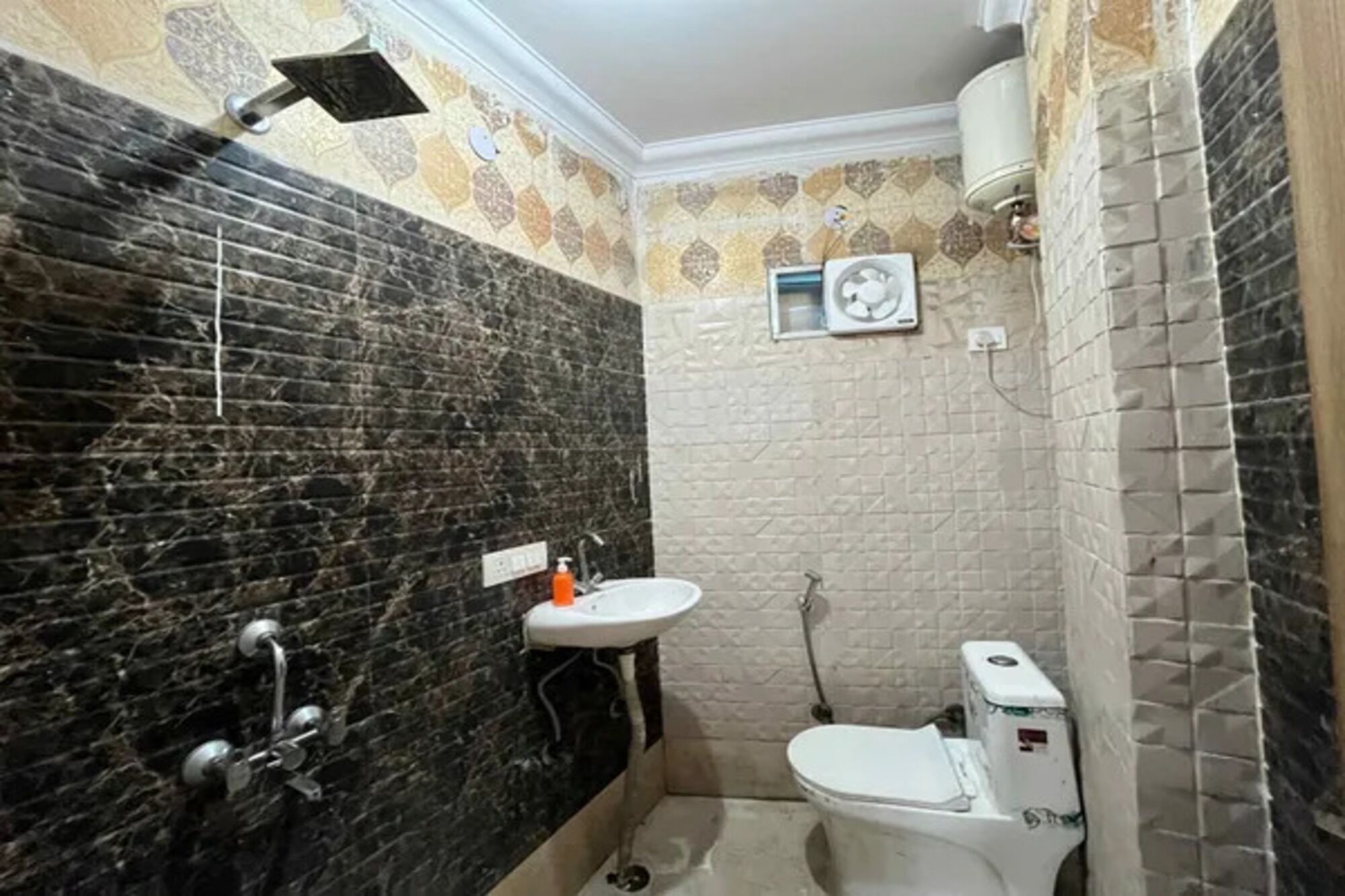 Doccia, soffione a pioggia, set di cortesia gratuito, asciugamani