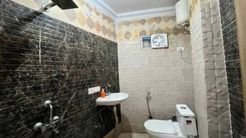 Doccia, soffione a pioggia, set di cortesia gratuito, asciugamani