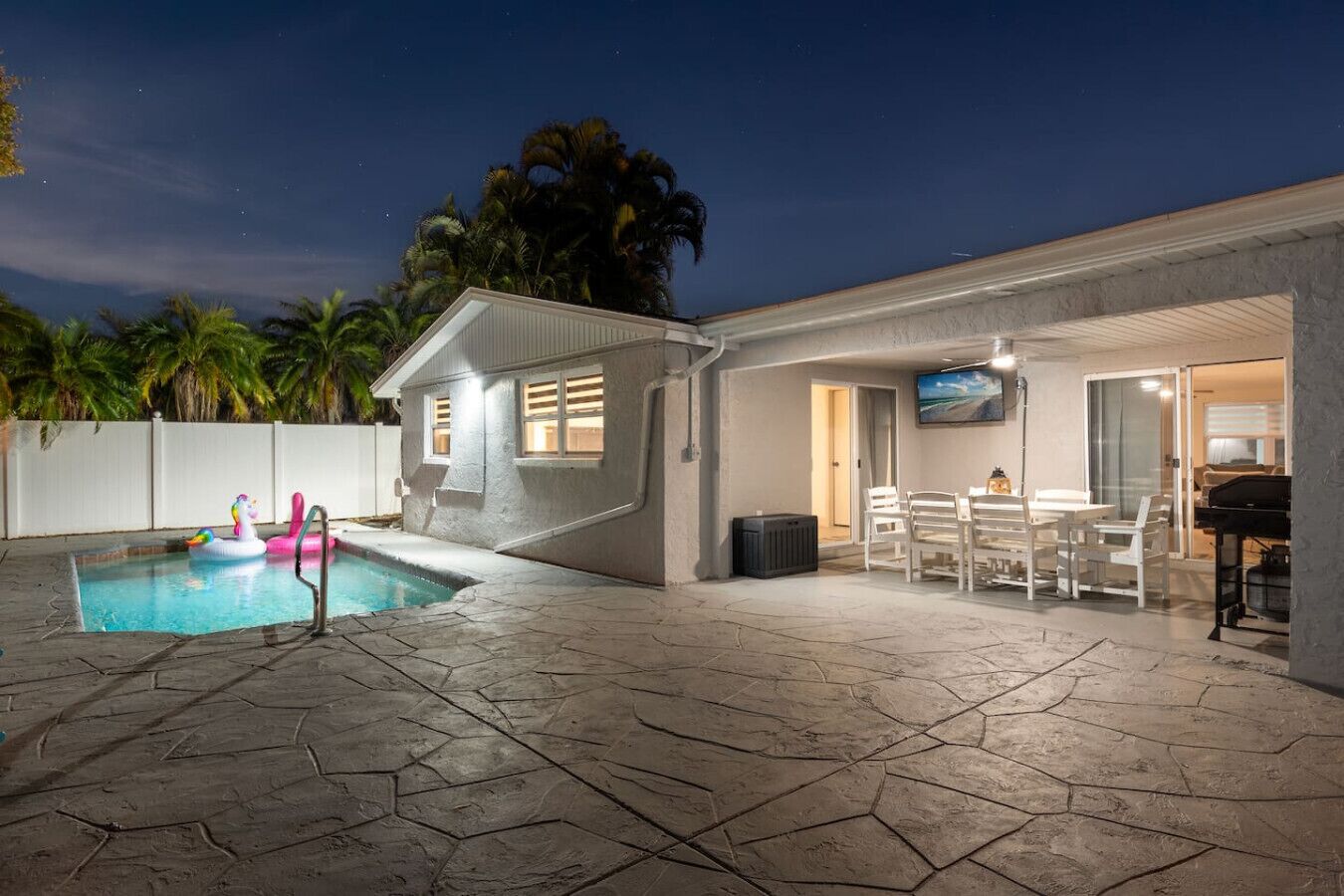 Una piscina al aire libre, una piscina climatizada