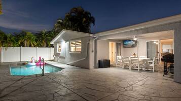 Una piscina al aire libre, una piscina climatizada