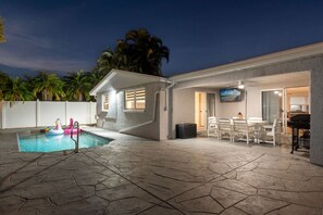 Una piscina al aire libre, una piscina climatizada