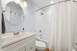 Amenidades de baño ecológicas, secadora de cabello, toallas, jabón 
