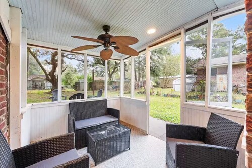 4-Bedroom House Steps From Downtown Summerville with cool AC