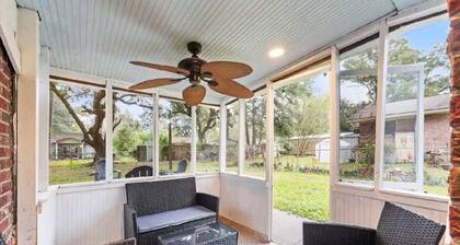 4-Bedroom House Steps From Downtown Summerville with cool AC
