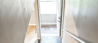 Rest Easy Retreat / 2BR Near SHSU/Pool/WiFi/Free Parking