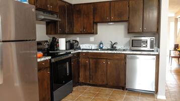 Microondas, horno, placa de cocina, lavavajillas