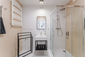 Shower, hair dryer, towels - Kołobrzeg Riverside Comfort Apartment (Kołobrzeg)