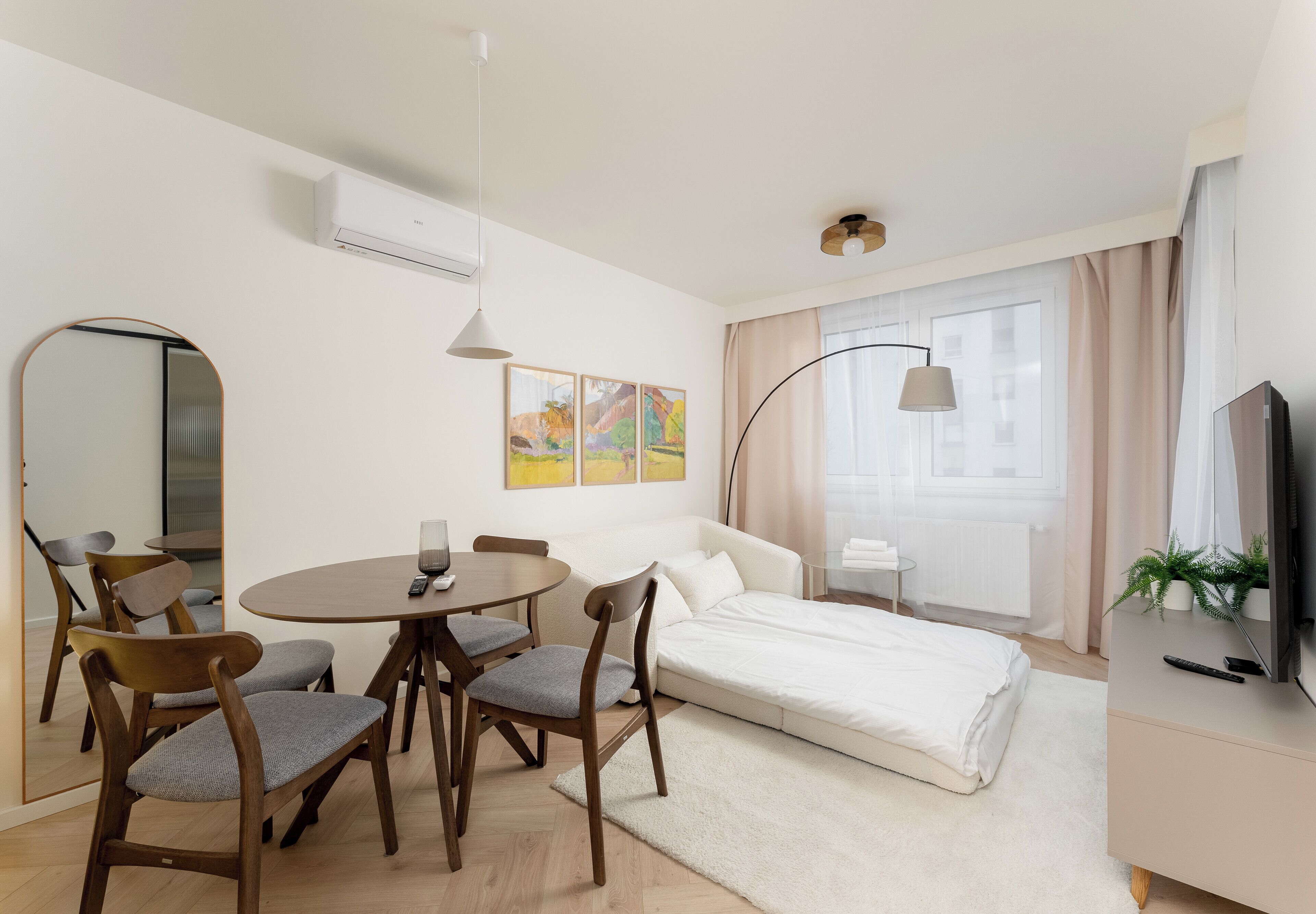 Tabla de planchar con plancha, wifi y ropa de cama 