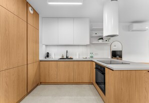 Kühlschrank, Mikrowelle, Ofen, Herdplatte