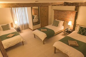 Habitación cuádruple, solo para mujeres | Escritorio, espacio para trabajar con laptop y wifi gratis 