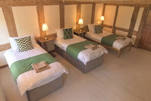 Habitación cuádruple, solo para mujeres | Escritorio, espacio para trabajar con laptop y wifi gratis 