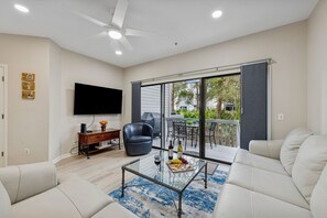 Smart TV, books - 8 Ocean Breeze @ Forest Beach | Pet-Friendly | Community Pool & Tennis | Modern Interiors (Hilton Head Island)