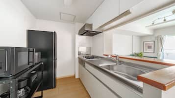 Apartament | Cuina privada | Frigorífic, microones, placa de cuina i trona