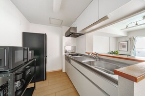 อพาร์ทเมนท์ | ครัวส่วนตัว | ตู้เย็น, ไมโครเวฟ, เตาประกอบอาหาร, เก้าอี้กินข้าวสำหรับเด็ก