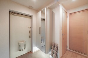 Apartment | Bathroom | Combined shower/bathtub, free toiletries, hair dryer, slippers - E-US NAEBO STATION 103 (Sapporo)