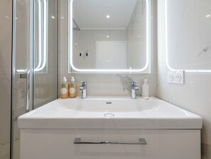 Dusche, Haartrockner, Handtücher