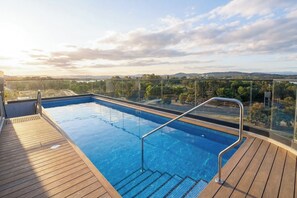 Pool - City Heart 1-Bedroom Steps from Lake with Parking (Canberra)
