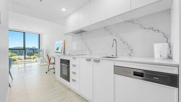 Fridge, oven, stovetop, dishwasher
