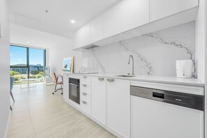 Fridge, oven, stovetop, dishwasher - City Heart 1-Bedroom Steps from Lake with Parking (Canberra)